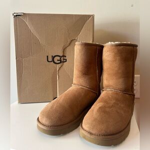UGG W Classic Short II Sheepskin Boot, Color: Chestnut, size 7